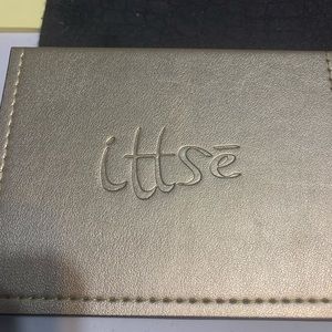 Ittse eye shadows with case.